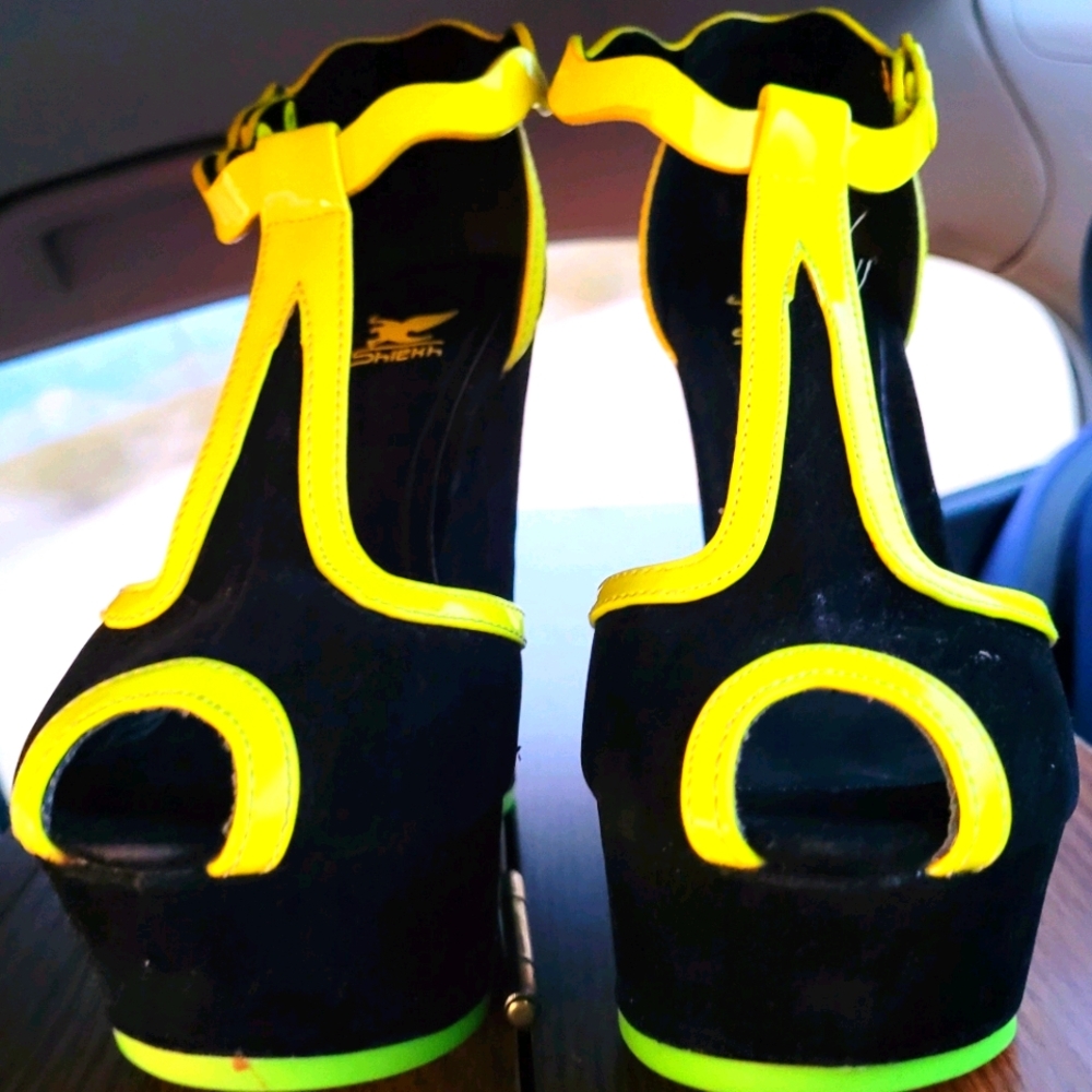 Sheikh Unique Neon & Black wedges 💛 💚 80's style